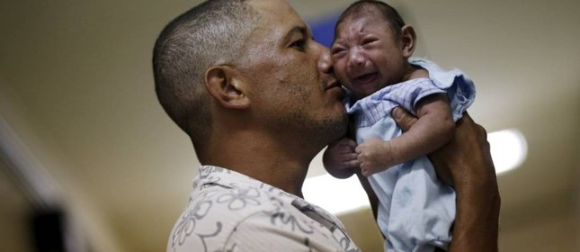 Geovane Silva segura o filho, Gustavo Henrique, que nasceu com microcefalia no Recife  (Foto:  Ueslei Marcelino / Reuters)