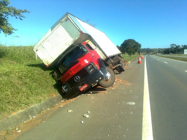 G Motorista Perde Controle Da Dire O E Tomba Caminh O Em