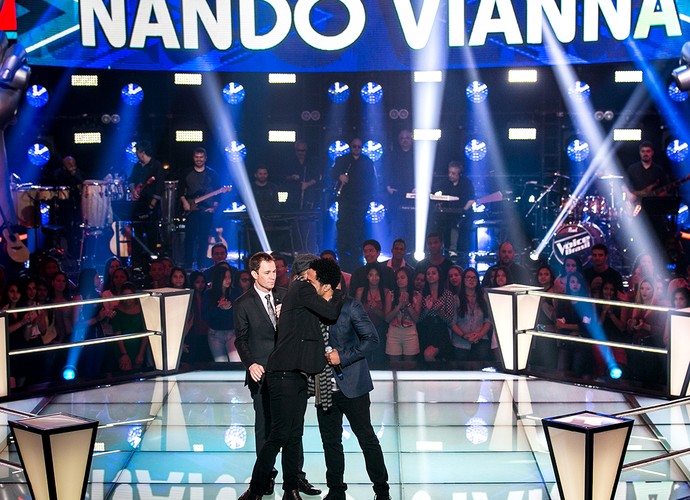 Nando Vianna continua no programa e recebe abraço do colega de time (Foto: Isabella Pinheiro/Gshow)