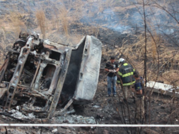 Carros incendiaram após colisão na BR-316 em Demerval Lobão (Foto: Gilcilene Araújo/G1)