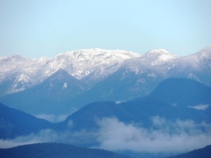 Morro ficou coberto com camada de neve (Foto: Fernanda Burigo/G1)