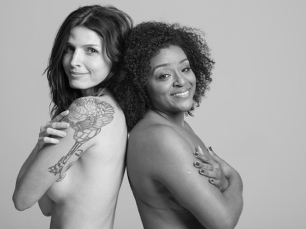Eliane Canegal, a musa do topless in Rio de acordo com o júri técnico, posa com a fundadora do movimento, Ana Paula Nogueira (Foto: Faya/ Divulgação Topless in Rio)