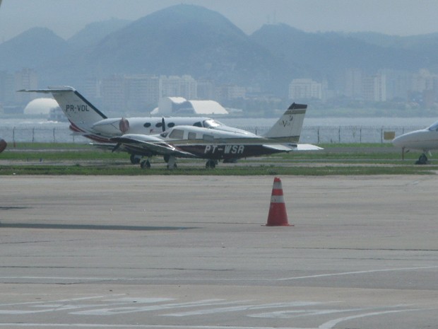 Avião faz pouso de emergência em aeroporto do Rio (Foto: Janaína Carvalho/G1)