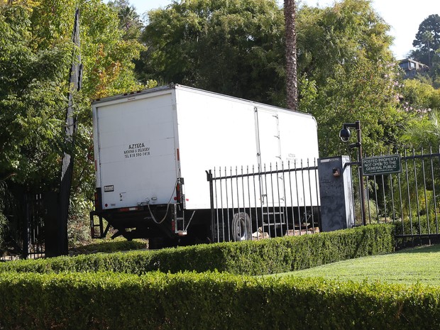 Caminhão de mudança na casa de Angelina Jolie e Brad Pitt em Los Angeles, nos Estados Unidos (Foto: Grosby Group/ Agência)