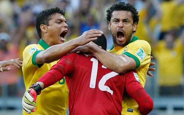Thiago Silva, Fred e Julio Cesar, Penalti, Brasil x Uruguai (Foto: AP)