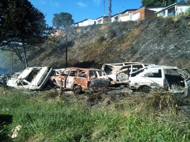 Incêndio destrói carros em ferro-velho na BR-101 Sul, na altura do bairro do Ibura, no Recife. (Foto: Gabriela Lisboa / TV Globo)