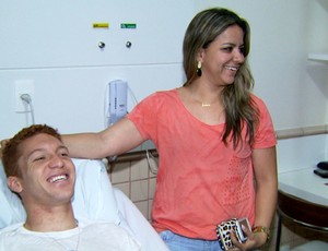 Volante Ferrugem recebe carinho da esposa Roberta (Foto: Carlos Velardi/ EPTV)