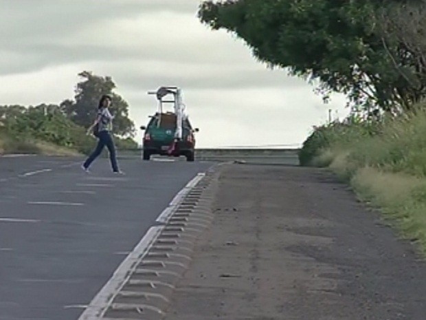 Moradores se arriscam todos os dias (Foto: Reprodução TV Tem)