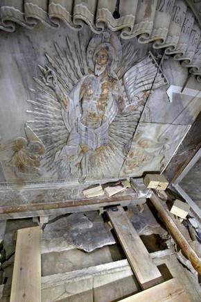 Foto mostra local onde se acredita que o corpo de Jesus foi deixado. Túmulo foi aberto durante trabalhos de restauração. A igreja do Santo Sepulcro, em Jerusalém, atrai milhares de visitantes anualmente (Foto: Gali Tibbon / AFP)