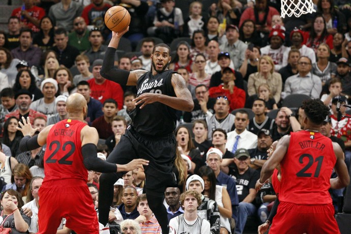 LaMarcus Aldridge teve atuação importante na vitória sobre os Bulls (Foto: Reuters) LaMarcus Aldridge teve atuação importante na vitória sobre os Bulls (Foto: Reuters)