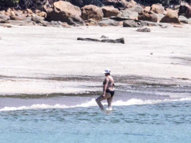 A presidente Dilma Rousseff toma banho de mar em praia de Salvador (Foto: Ed Ferreira/Estadão Conteúdo)