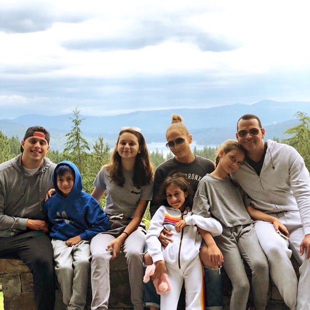 Jennifer Lopez e Alex Rodriguez com os filhos (Foto: Reprodução/Instagram)
