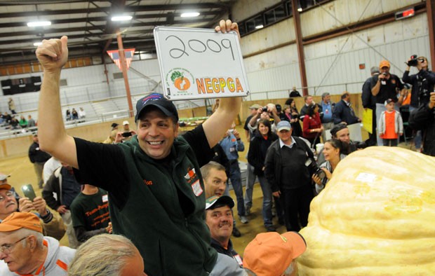 Ron Wallace bateu o recorde mundial ao cultivar uma abóbora de 911 quilos (Foto: Paul Bilodeau/The Eagle-Tribune/AP)