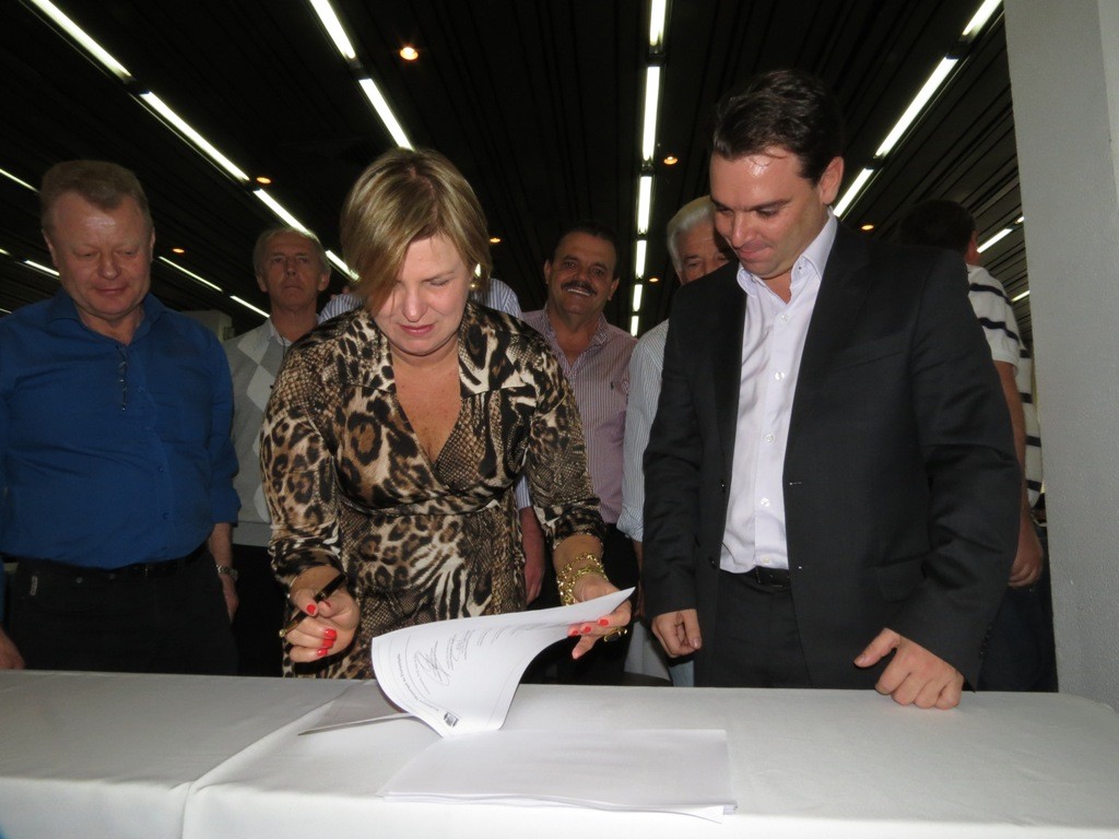 José Deschamps Castelo, Adeliana e Cesar Souza Jr, prefeitos de Biguaçu, São José e Florianópolis, também assinaram documento (Foto: Divulgação/Prefeitura de Florianópolis)