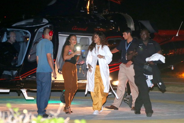 Rihanna chegando no Heliponto depois do show (Foto: Delson Silva e Dilson Silva / Ag. News)
