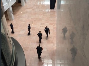 Americano registrou policiais correndo armados no prédio do Senado após indícios de tiroteio no Capitólio em Washington (EUA) (Foto: Reprodução/Twitter/ Marc Schloss)