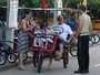 Paulo César Grande anda de triciclo com Claudia Mauro e os filhos, no Rio