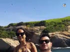 Anitta sensualiza com Marcus Majella em passeio de barco 