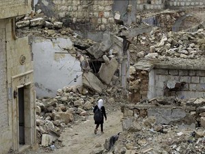 Ruínas de um prédio após bombardeio na Síria (Foto: Khalil Ashawi / Reuters)