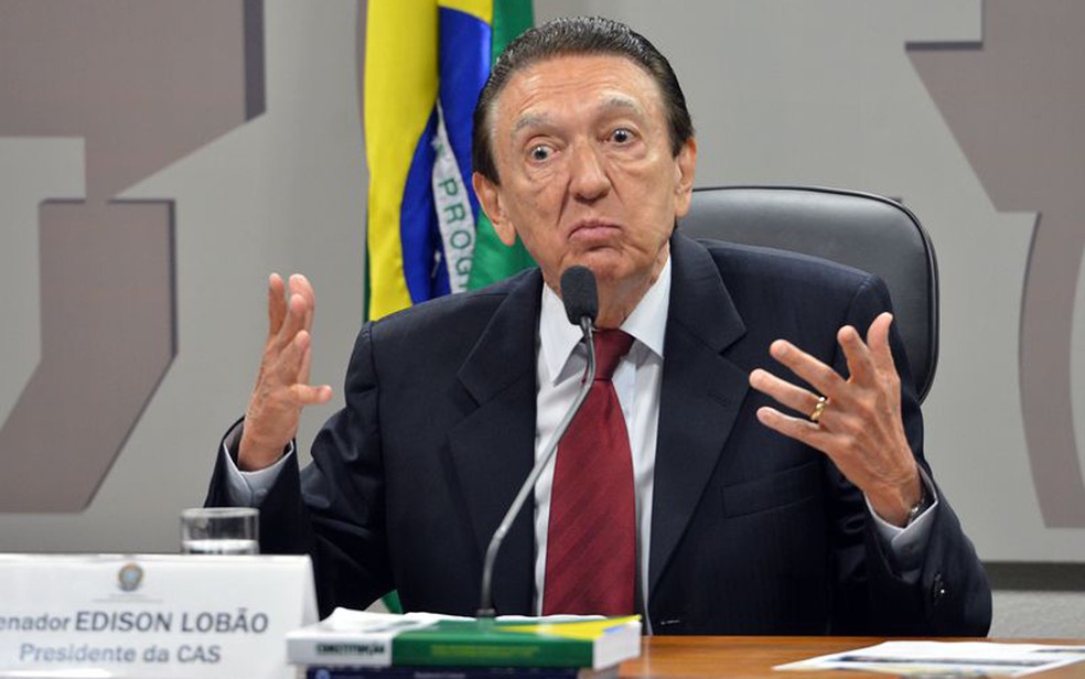 O senador Edison Lobão, durante reunião da Comissão de Assuntos Sociais, no ano passado (Foto: Antonio Cruz/Agência Brasil)