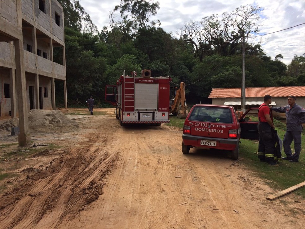 Bombeiros socorreram o homem que ficou soterrado durante trabalho em Alumínio (SP) (Foto: São Roque Notícias/Divulgação)