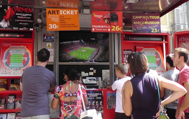 torcida barcelona compra ingressos para o jogo contra o Levante (Foto: Claudia Garcia)