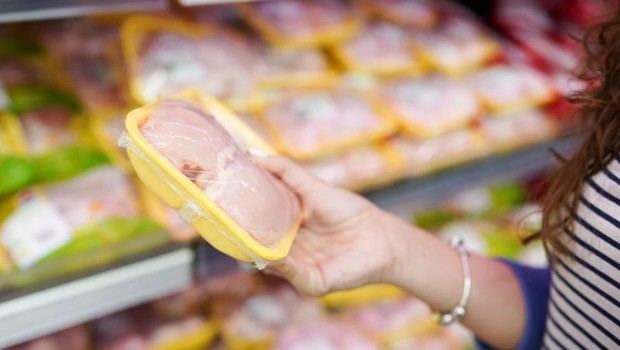 BBC Segundo Associação Paulista de Supermercados, frango ficou 8,6% mais caro em agosto nos supermercados paulistanos (Foto: Getty Images via BBC)