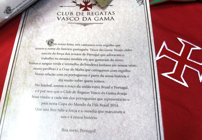 Vasco entrega camisa para Portugal (Foto: Divulgação / Site Oficial do Vasco)