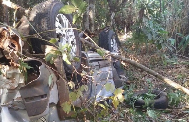 Acidente deixa motorista morto e mulher e filho feridos na GO-222 em Goiás (Foto: Divulgação/PRE)