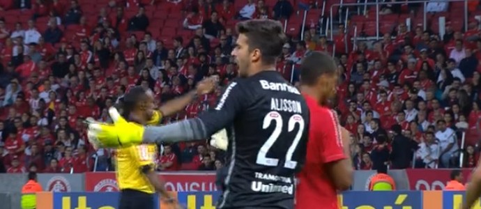 Alisson reclama com jogadores do Colorado após boa defesa (Foto: Reprodução SporTV) Alisson reclama com jogadores do Colorado após boa defesa (Foto: Reprodução SporTV)
