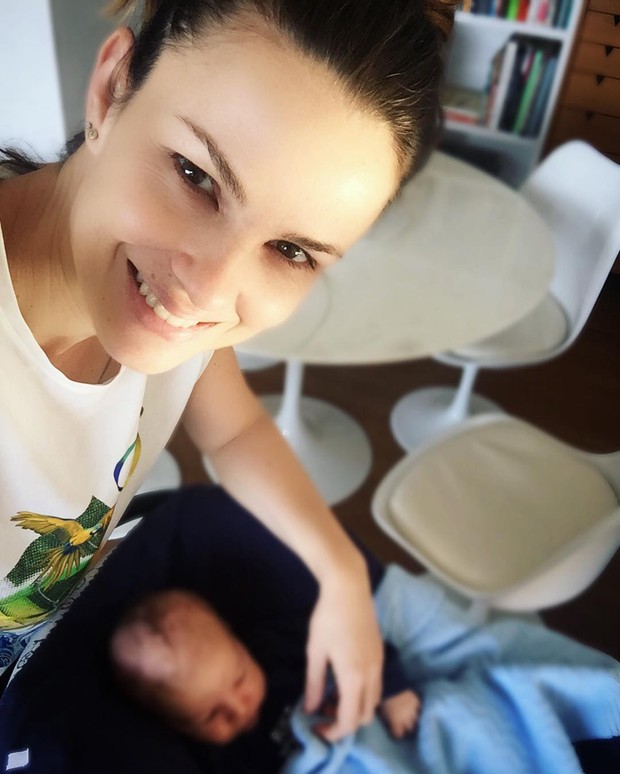 Carolina Kasting com o filho (Foto: Reprodução/Instagram)