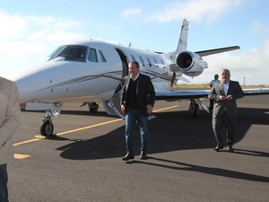 Eduardo Campos sai do jato modelo Cessna 560XL, prefixo PR-AFA, usado nas viagens para compromissos de campanha do candidato à Presidência. A foto é de 29 de maio de 2014 (Foto: Edson Silva /Folhapress/Arquivo)