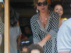 Após anúncio de separação, Mariah Carey passeia com os filhos em NY