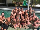Neymar posa em piscina com 'parças':  'A gente só precisa de amor e amigos'