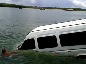 Van caiu de rampa de balsa antes de embarque em Porto Seguro (Foto: Radar64.com)