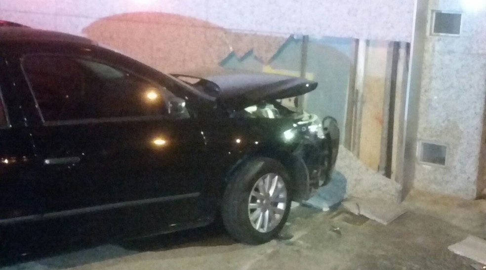 Carro que bateu em prédio na Asa Norte (Foto: Polícia Militar/Divulgação)