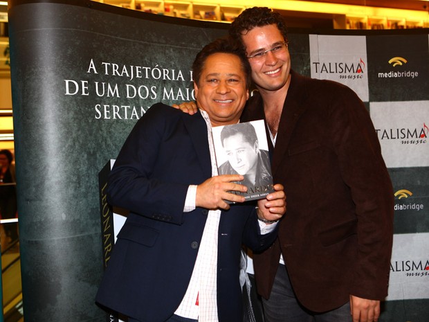 Pedro Leonardo e Leonardo no lançamento do livro do Leonardo (Foto: Iwi Onodera / EGO)