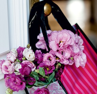 Uma sacolinha de feira com um punhado de flores substitui os vasos e pode virar uma lembrancinha para os convidados