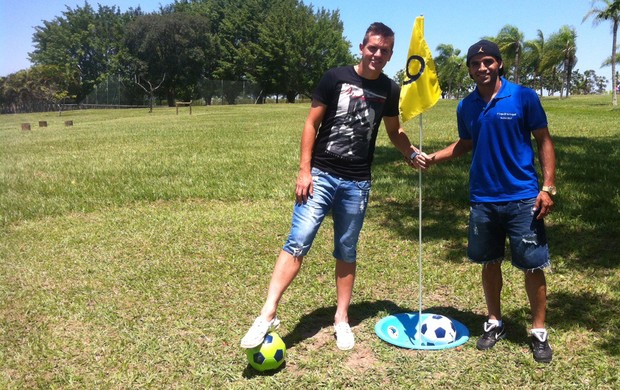 Rafael Toloi e Douglas, jogadores do São Paulo, jogando Futgolf em Itu (Foto: Divulgação)