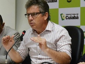 Prefeito de Cuiabá, Mauro Mendes (PSB), durante anúncio de cortes. (Foto: Tchélo Figueiredo/Secom-Cuiabá)