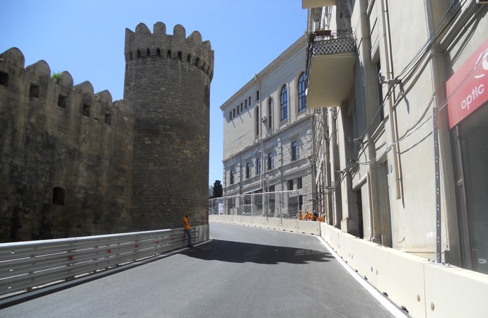 A curva 8, da Torre Giz Galasi, do século XII. Lenta, passa um carro da cada vez, apenas Circuito de Baku Azerbaijão Formula 1 (Foto: Livio Oricchio)