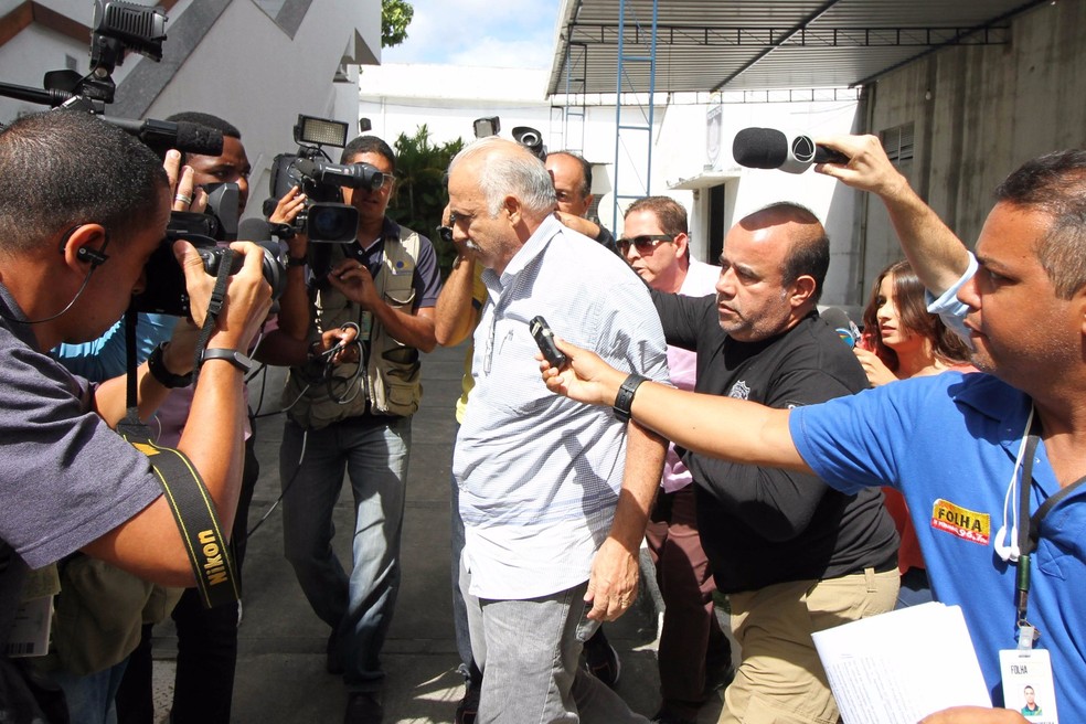 Prefeito de Ribeirão, Romeu Jacobina, foi preso e levado para o Depatri, na Zona Oeste do Recife (Foto: Aldo Carneiro/Pernambuco Press)