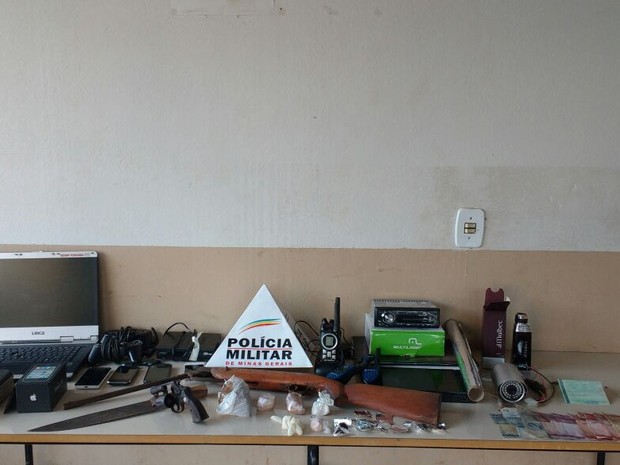 Drogas, som automotivo e armas de fogo foram alguns dos materiais apreendidos em Ituiutaba (Foto: Polícia Militar/Divulgação)