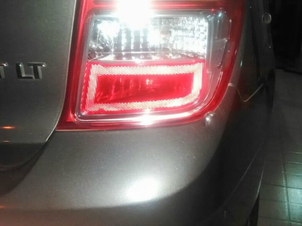 Tiros acertaram carro de jornalista que estava na garagem da casa e o portÃ£o (Foto: Luiz CÃ©sar Medeiros Serpa/ Arquivo pessoal)