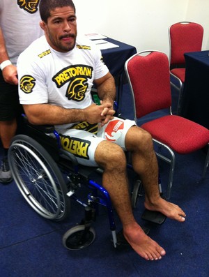 Toquinho usa cadeira de rodas após lesionar o pé (Foto: Divulgação)