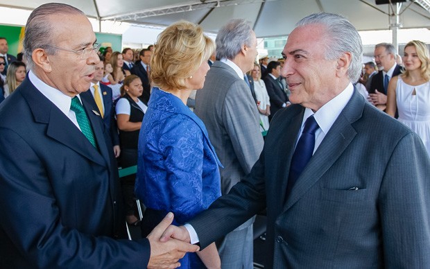 O chefe da Casa Civil, Eliseu Padilha, cumprimenta o presidente Michel Temer durante o desfile de 7 de Setembro na Esplanada dos Ministérios (Foto: Beto Barata / PR) O chefe da Casa Civil, Eliseu Padilha, cumprimenta o presidente Michel Temer durante o desfile de 7 de Setembro na Esplanada dos Ministérios (Foto: Beto Barata / PR)