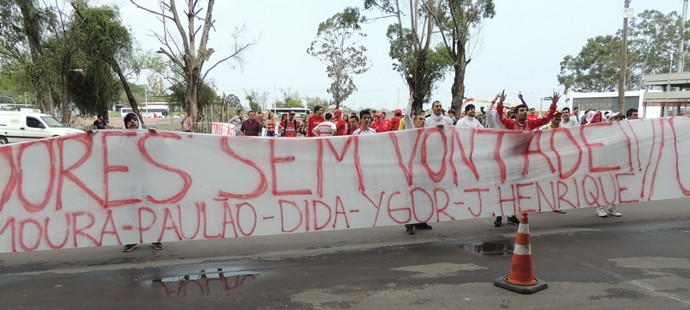 Torcida Inter protesto Beira-Rio (Foto: Tomás Hammes / GloboEsporte.com)