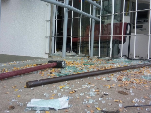 Grupo explodiu as três instituições ao mesmo tempo, em Alagoa Grande (Foto: Volney Andradade/TV Paraíba)