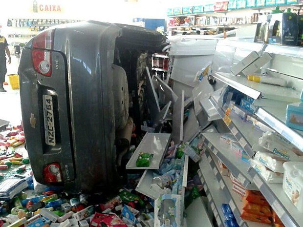 Carro invade farmácia em Jaboatão dos Guararapes, PE (Foto: Marjorye Cavalcanti / TV Globo)