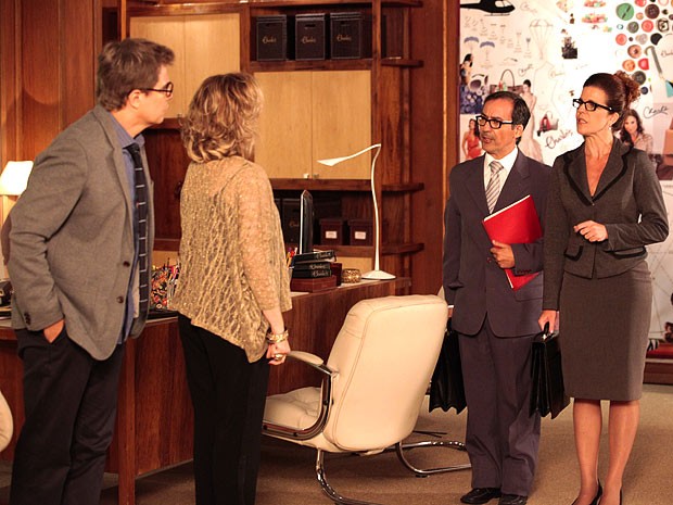 Felipe e Charlô recebem os contadores (Foto: Guerra dos Sexos / TV Globo)